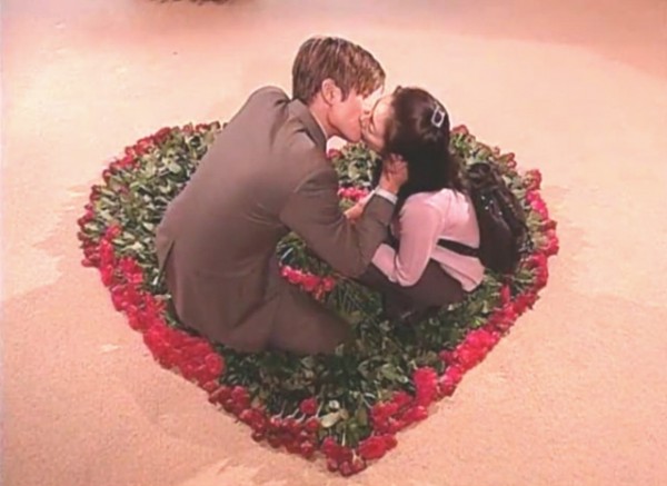 B.D.15.1.jpgs.jpg (108.32 KiB) Megtekintve 15644 alkalommal A rózsákra tuja ágakat tettek, hogy ne szúrja őket a rózsa tövis.